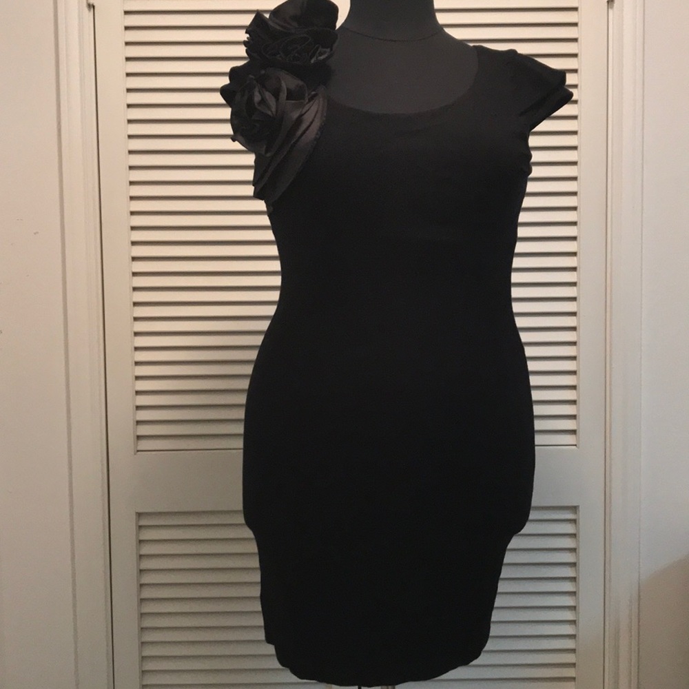 Stunning dress with rosette design on shoulder